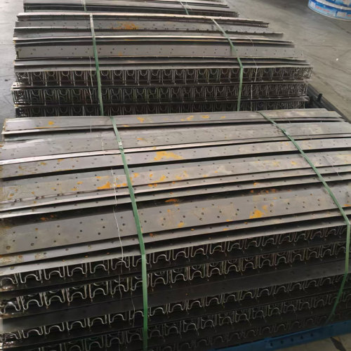 Металлические проставки для труб М-образной формы для применения в конструкциях