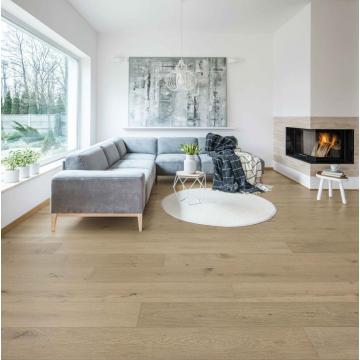 Plancher de bois franc en chêne naturel artisanal