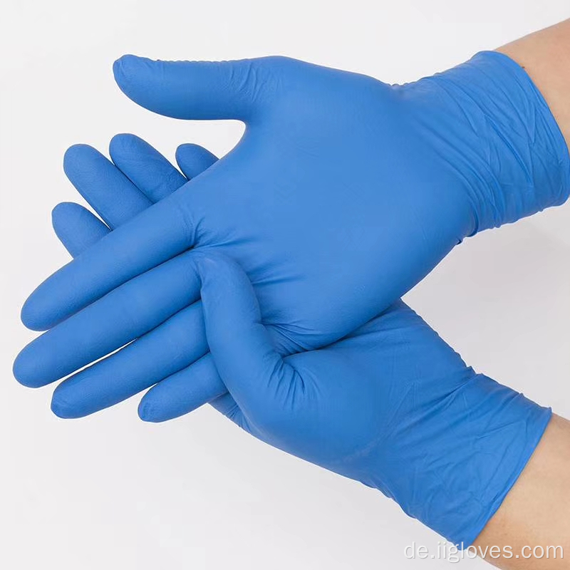 Blaue nitrile Handschuhe tragen ölbeständige Handschuhe