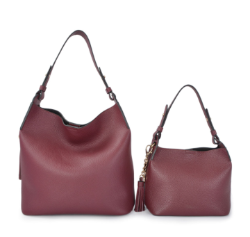 Large-capacity tramp bag made of cowhide