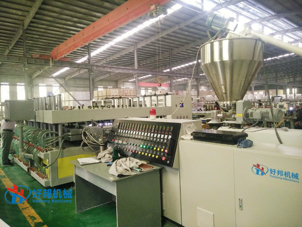 Línea de producción de tableros de espuma de revestimiento de PVC