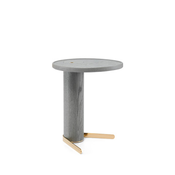 木製の金属製の足のテーブル