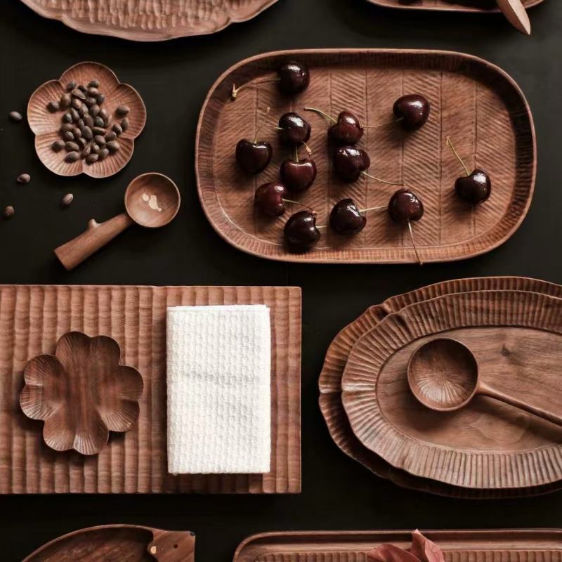 Natural Wood-Themed Dinnerware with Unique Floral Designs