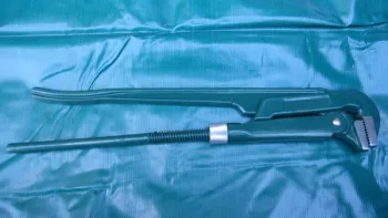 90 degree bent nose pipe wrench