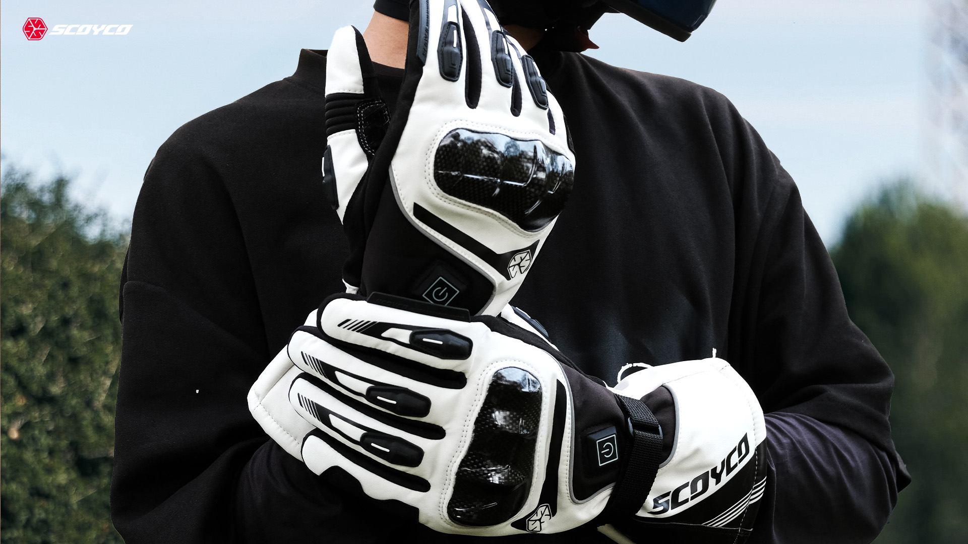 Carbon fiber heated gloves