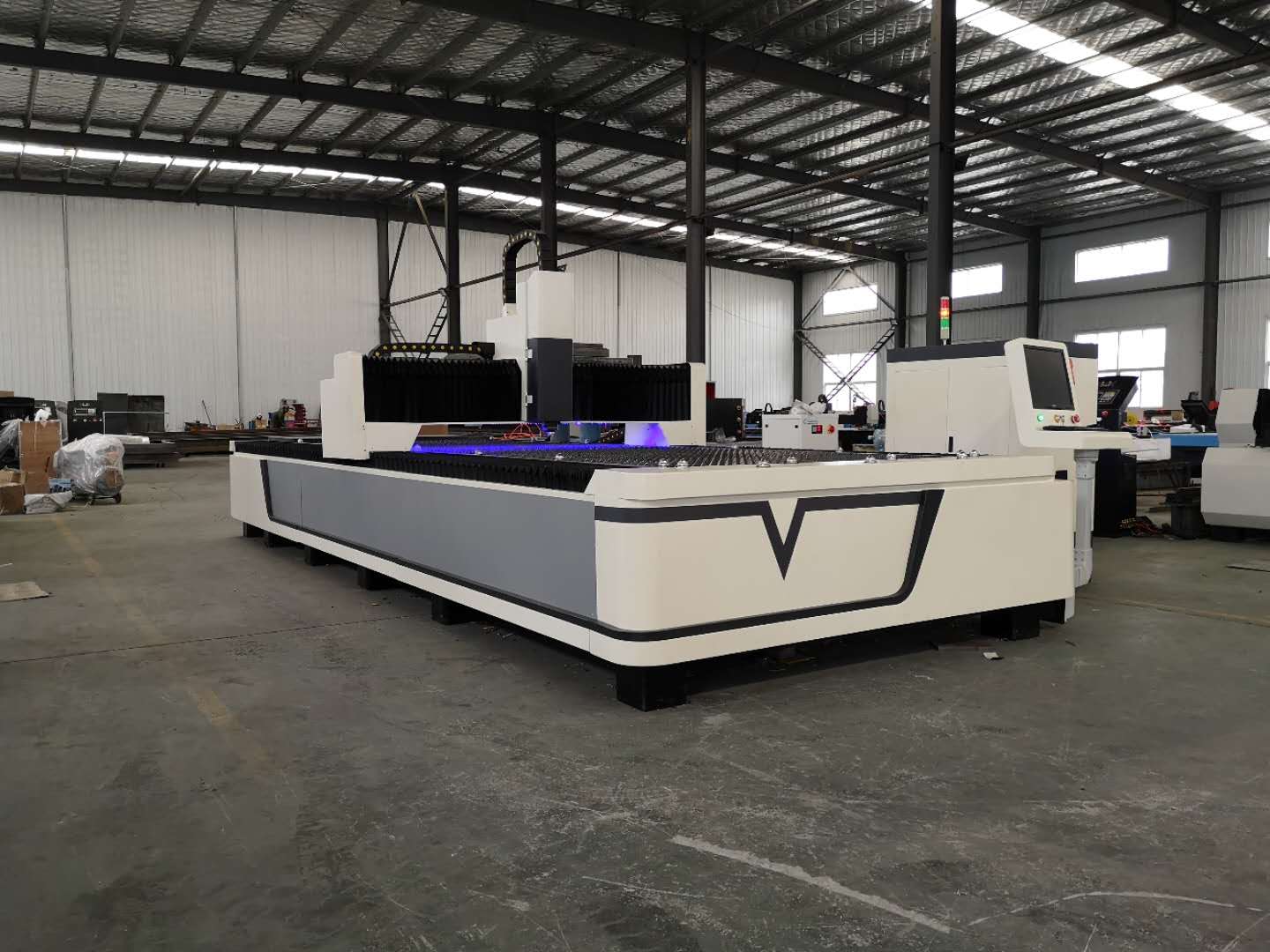 How does a fiber laser cutting machine work