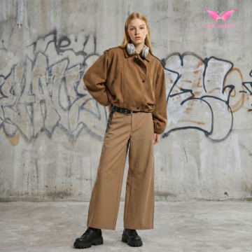 Kurze Jacke aus Mustang-Wildleder mit Gürtel
