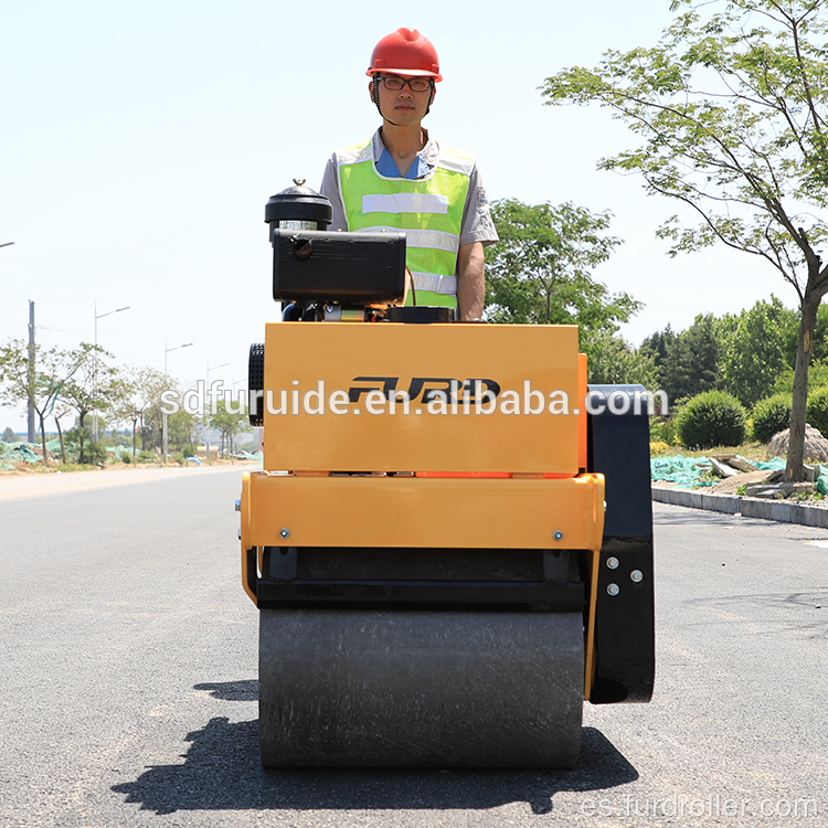 Camina detrás de un liso vibratorio compactador liso