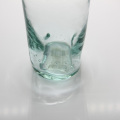 Copa de vidrio reciclado verde a mano con soplado a mano