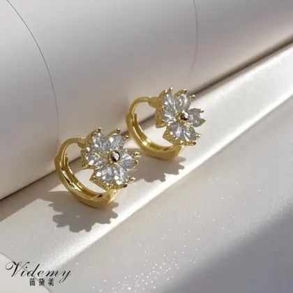 Elegant Sweet Crystal Daisy Earrings for Everyday Style