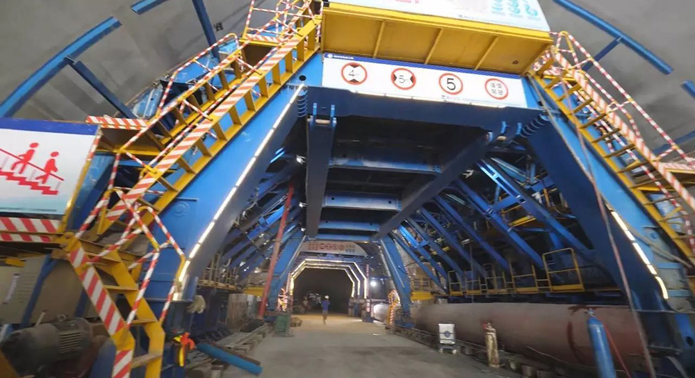 Trole de galeria de tubos integrado em túnel ferroviário padrão