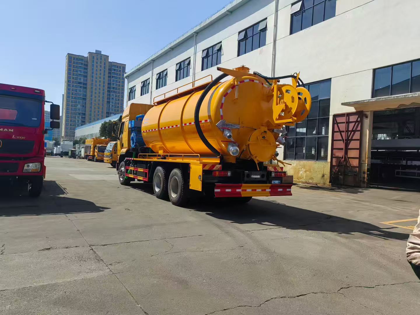 Dongfeng 6x4 Vacuum Sewage Truck for Urban Cleanup