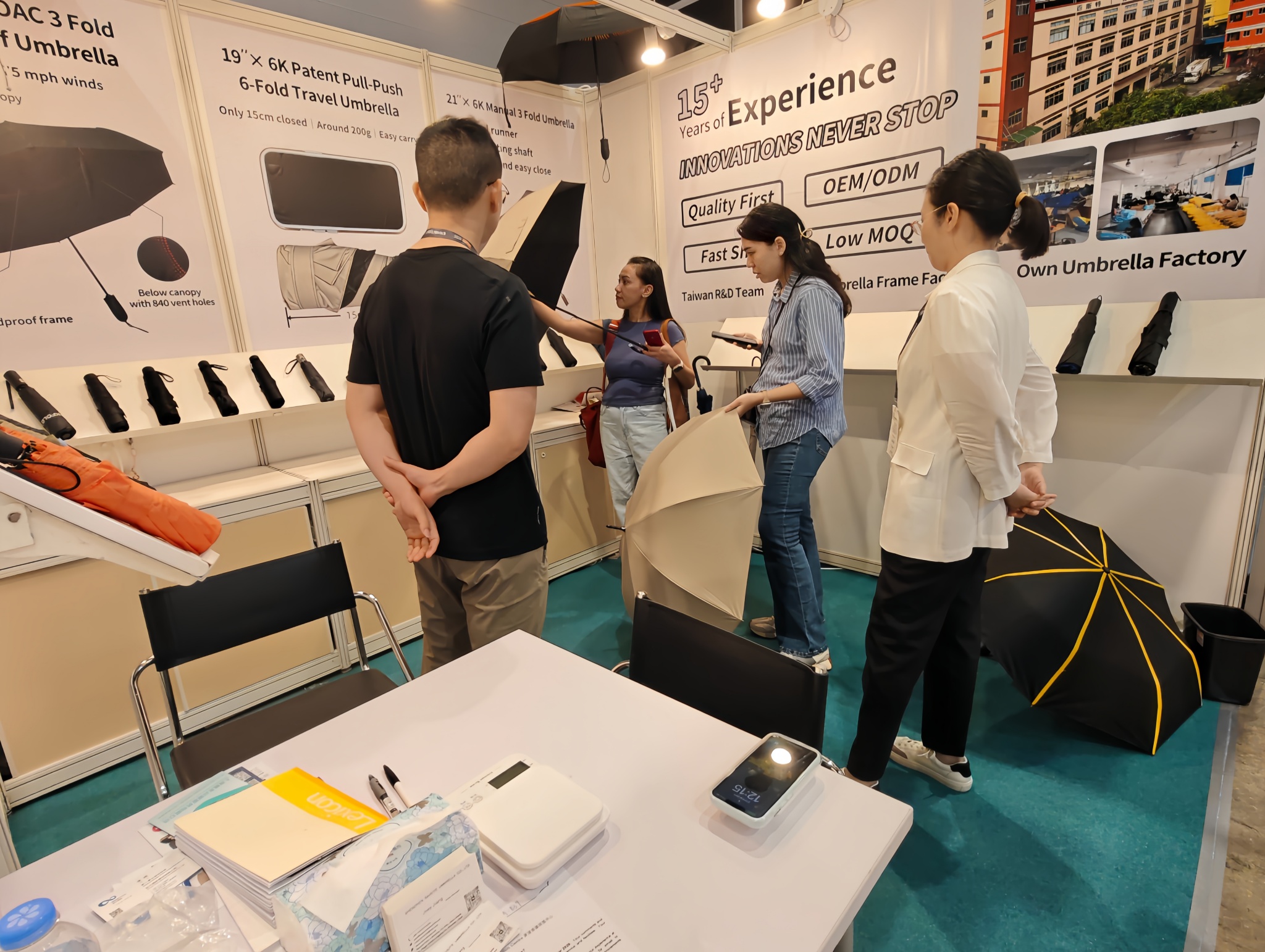 Buyer-testing-carbon-stick-umbrella-at-booth