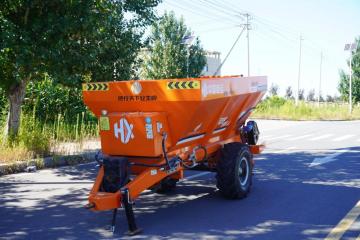 penyebar baja menarik di belakang traktor