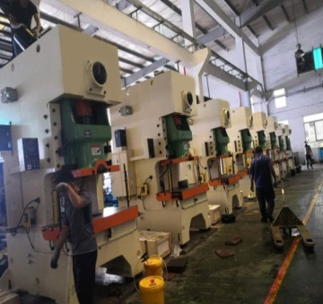 Hydraulische ponsmachine voor plaatmetaal