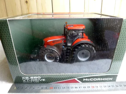 UH 1:32 4982 McCormick x8 680 Red Tractor Alloy Metal Diecast Cars Model Toy Vehicles For Children Boy Toys