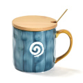 Caneca de café em cerâmica com tampa de bambu e colher