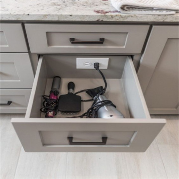 outlet listrik built-in di lemari kamar mandi kesombongan