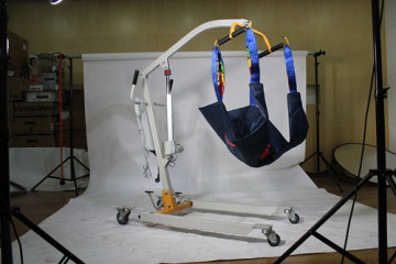 Electric patient lift with rechargeable battery