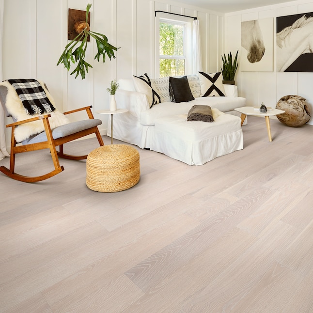 Plancher de bois franc d'ingénierie du salon