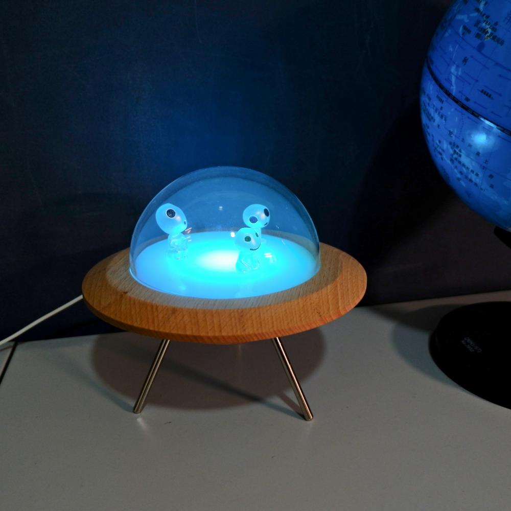 RGB Wooden UFO Night Light مع الأجانب