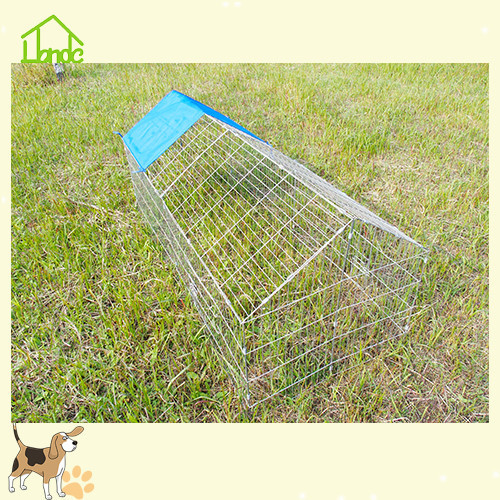 Foldable chicken coop with barbed wire