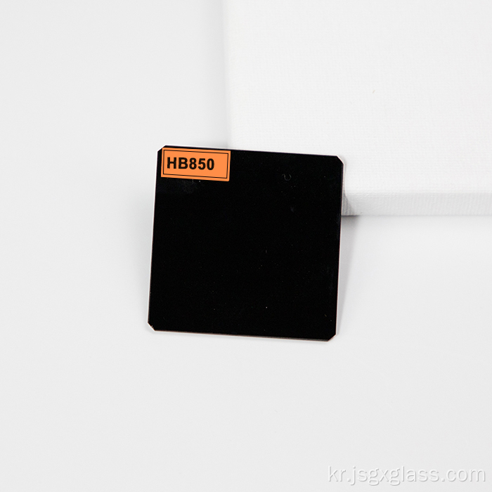빨간색 광학유리 HB850을 잘라냅니다.