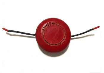 Hot aerosol fire extinguishing device