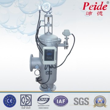 Self-cleaning water filter chamber