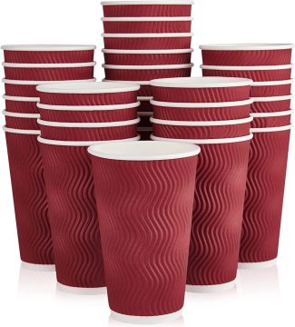 Tazze di caffè di carta usa e getta rossa con parete increspata isolata - 12/16 oz