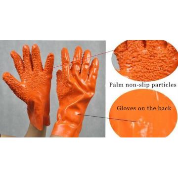 オレンジ色のポリ塩化ビニールのコーティングされた手袋が手のひらにチップス