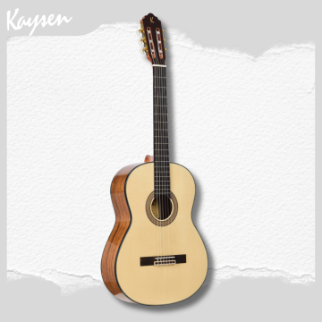 Guitarra clásica con cuerdas de nailon y tapa de abeto macizo.