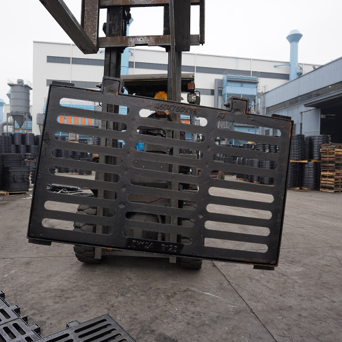 شبكة حديد الدكتايل مقاس 450x750x35 لأنظمة الصرف الصحي