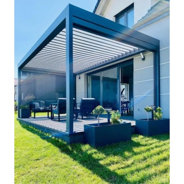 Patio pergola bedekt met gemotoriseerd louvered dak