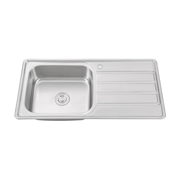 Grand évier de cuisine de bol simple en place
