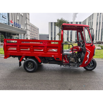 Triciclo robusto com cabine de motorista para terrenos difíceis