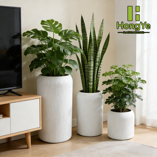 বিভিন্ন আকারের উল্লম্ব স্ট্রাইপ সহ তিনটি ফুলের পট