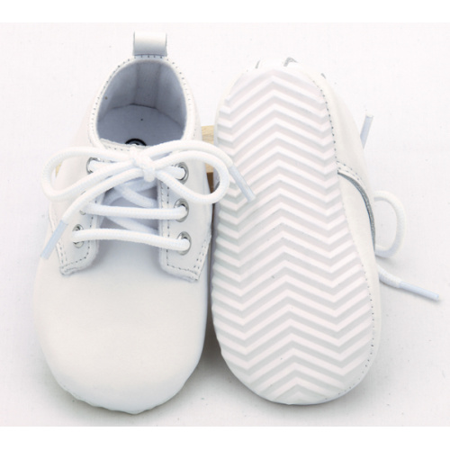 Sapatos de batismo de bebê com sola macia branca