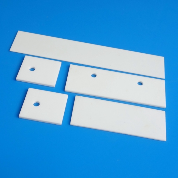 Dünne 96% Aluminiumoxid Al2O3-Keramikplatte für hohe Temperaturen