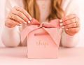 Маленькие розовые подарочные пакеты с ленточным галстуком