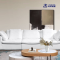 Sofa aus reinweißem Stoff für ein modernes Zuhause
