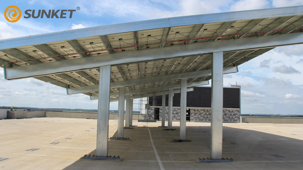 Estacionamento na telhado solar na garagem