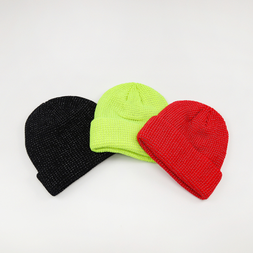 Warna pendarfluor topi rajutan sederhana