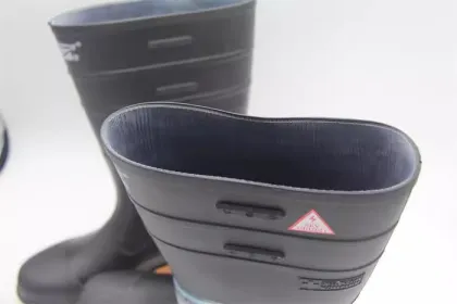 Steel-toe insulated safety boots