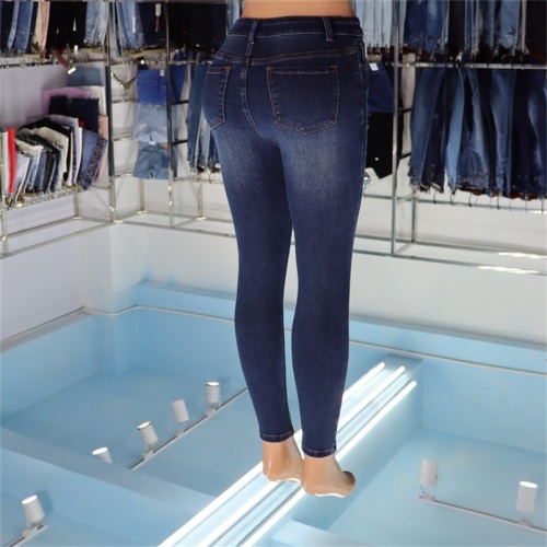 Damas de la moda de los jeans lavados azules