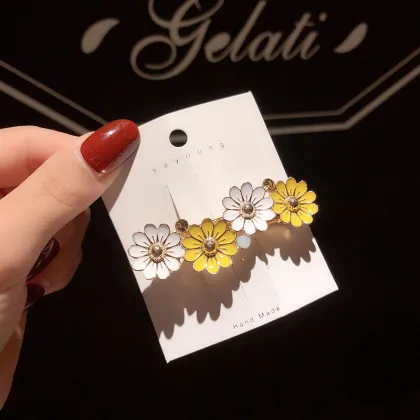 Vintage Daisy Flower Hair Clips: Latest Women's Hair Accessory Trend