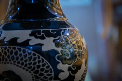 Black glaze vase with dragon pattern