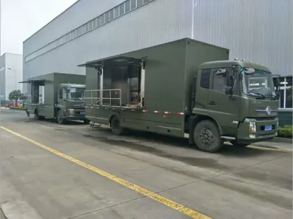 4x4 Dongfeng 7.2 meter container food truck trailer for sale