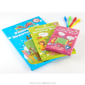 Kinder ziehen Tablette mit fluoreszierendem Stift