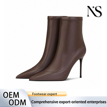 Botas de tornozelo com salto agulha de couro chocolate e bico fino